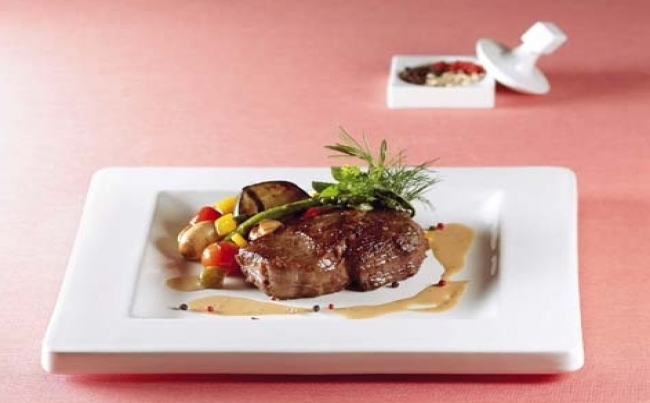 Ojo de bife a las cinco pimientas y vegetales a la parrilla
